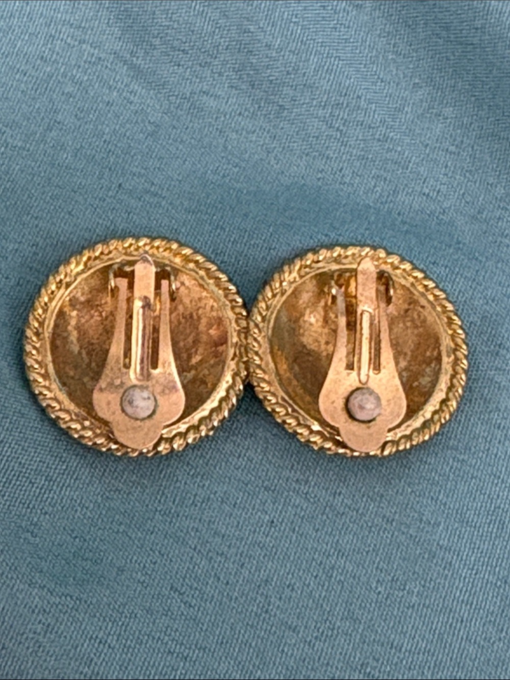 Vintage 80'S COUTURE Cream ENAMEL ON GOLDEN METAL MARINE THEME CLIP EARRINGS - Picture 2 of 3